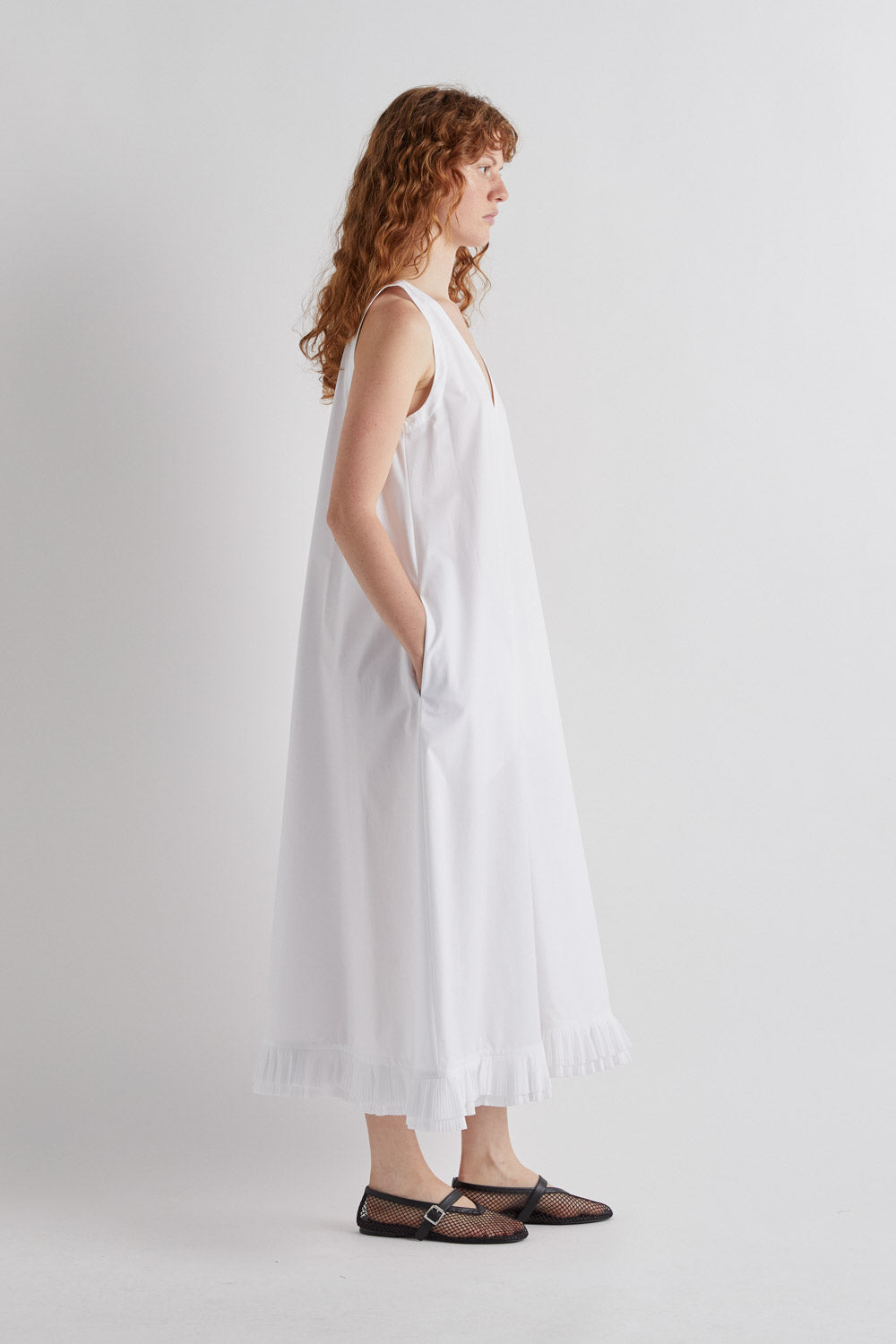 SLEEVELESS V-NECK DRESS