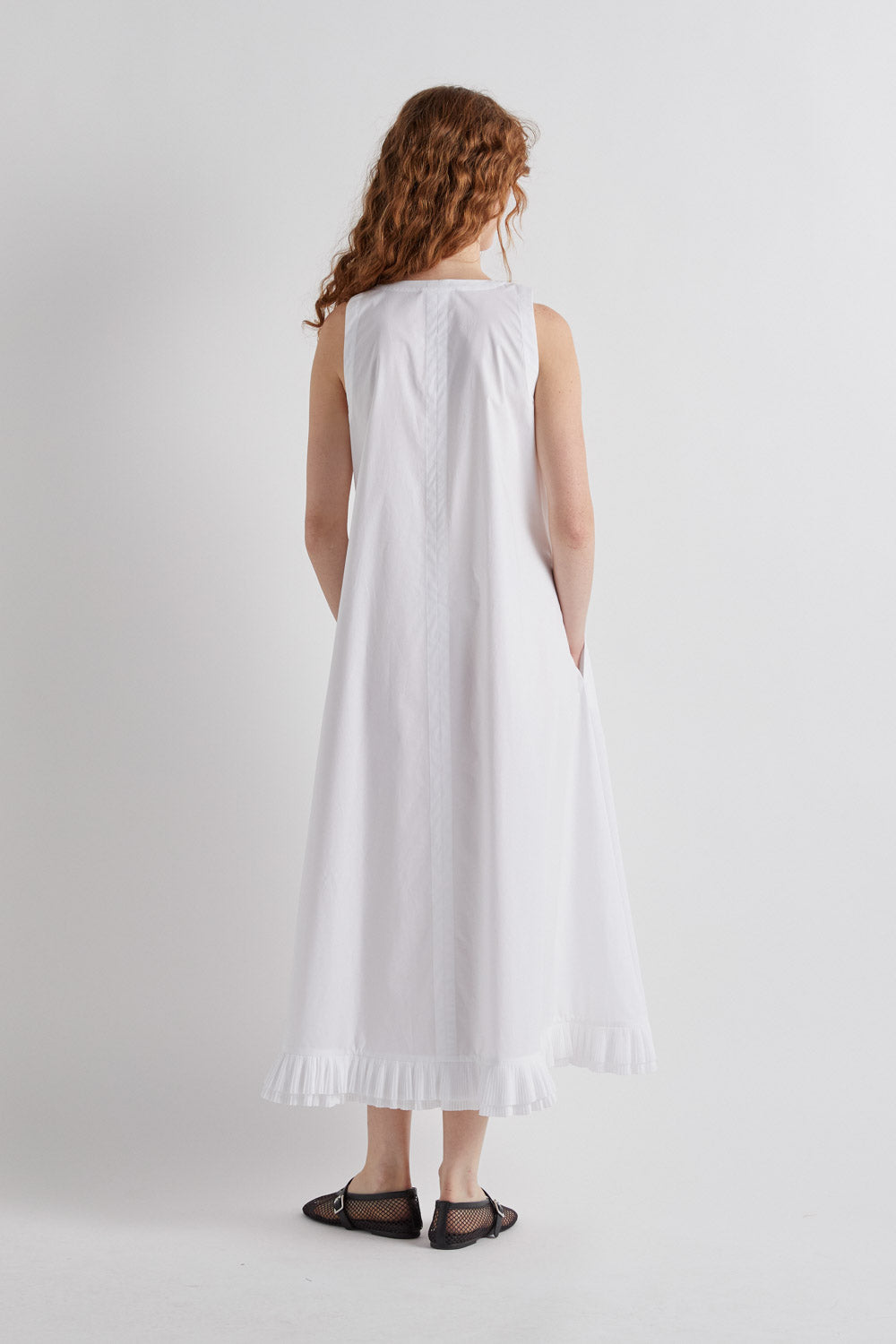 SLEEVELESS V-NECK DRESS